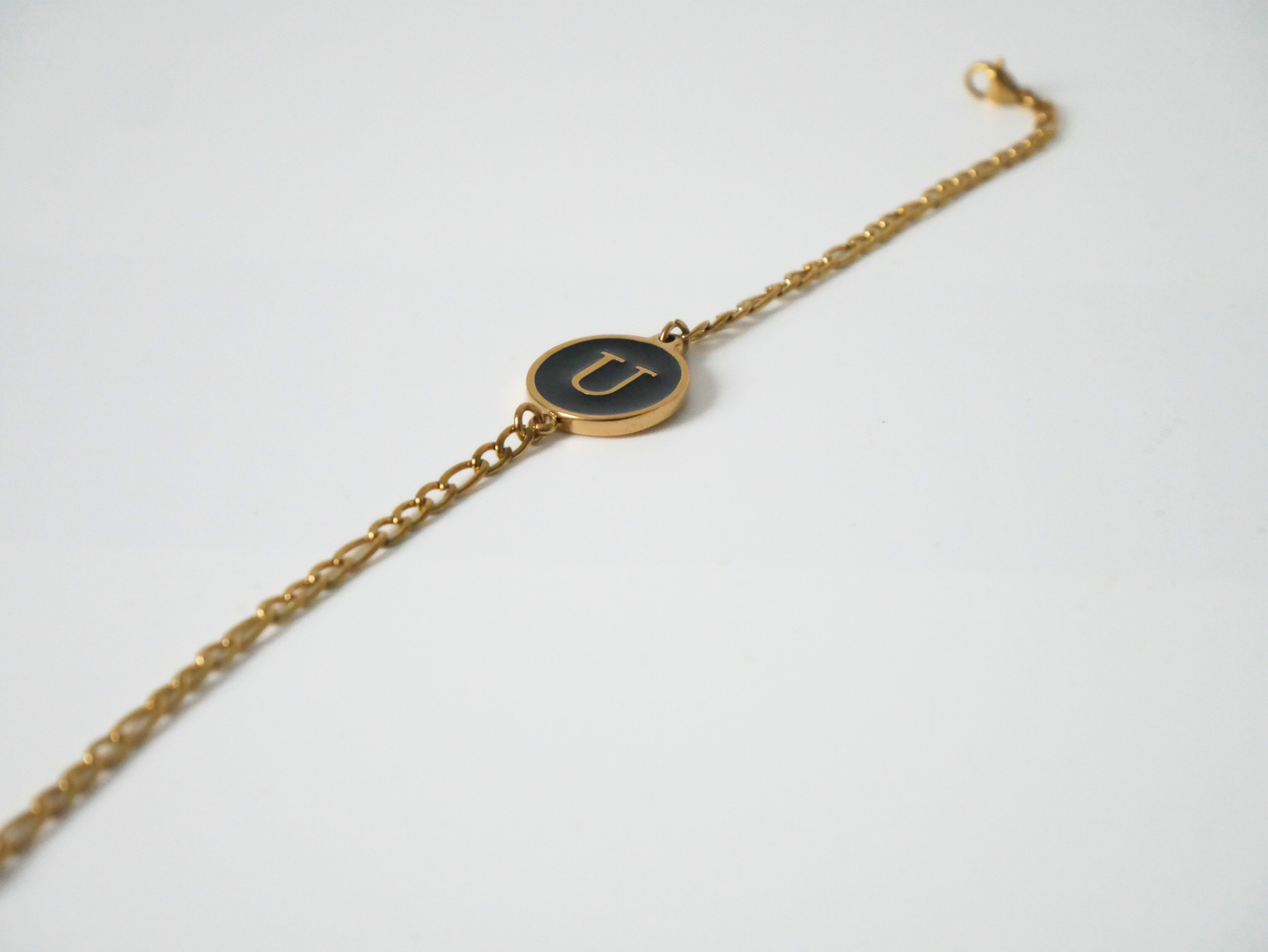 Goldenes Initialen Armband mit Buchstabe - schwarz kaJre