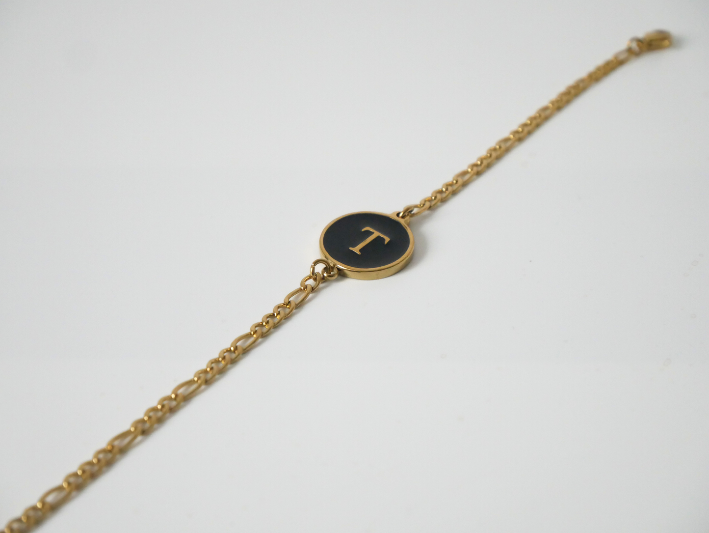 Goldenes Initialen Armband mit Buchstabe - schwarz kaJre
