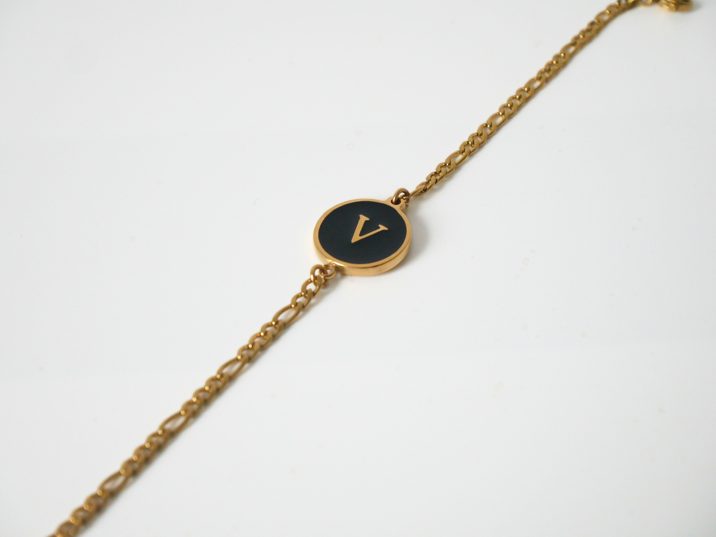 Goldenes Initialen Armband mit Buchstabe - schwarz kaJre