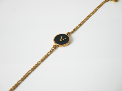 Goldenes Initialen Armband mit Buchstabe - schwarz kaJre