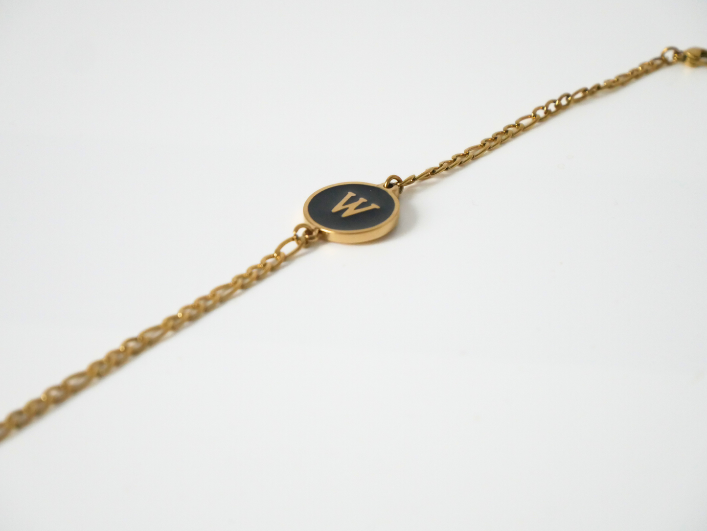 Goldenes Initialen Armband mit Buchstabe - schwarz kaJre