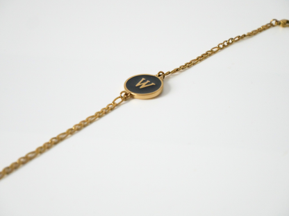 Goldenes Initialen Armband mit Buchstabe - schwarz kaJre