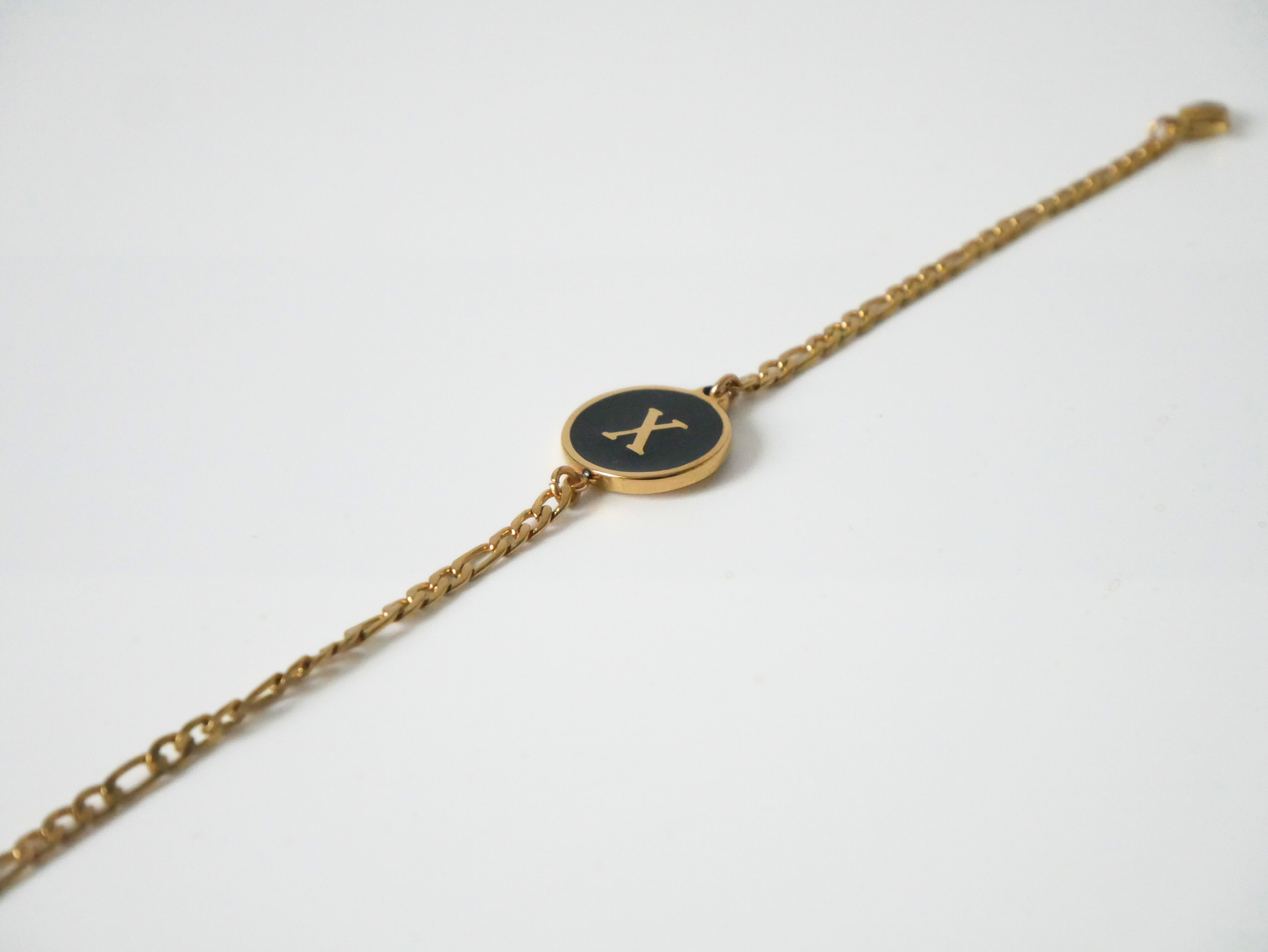 Goldenes Initialen Armband mit Buchstabe - schwarz kaJre