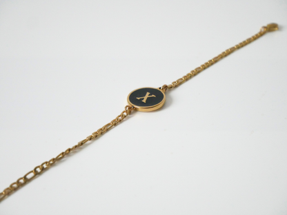 Goldenes Initialen Armband mit Buchstabe - schwarz kaJre
