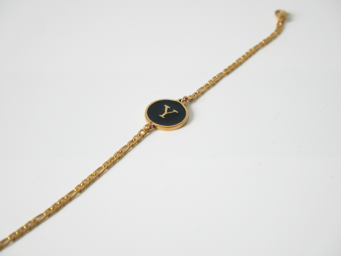 Goldenes Initialen Armband mit Buchstabe - schwarz kaJre
