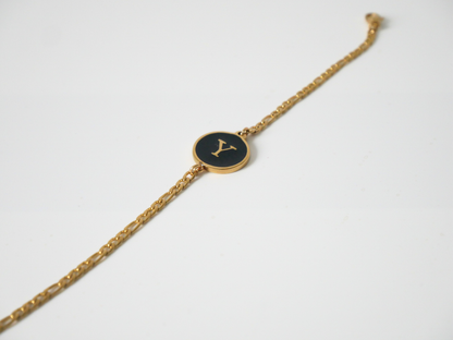 Goldenes Initialen Armband mit Buchstabe - schwarz kaJre