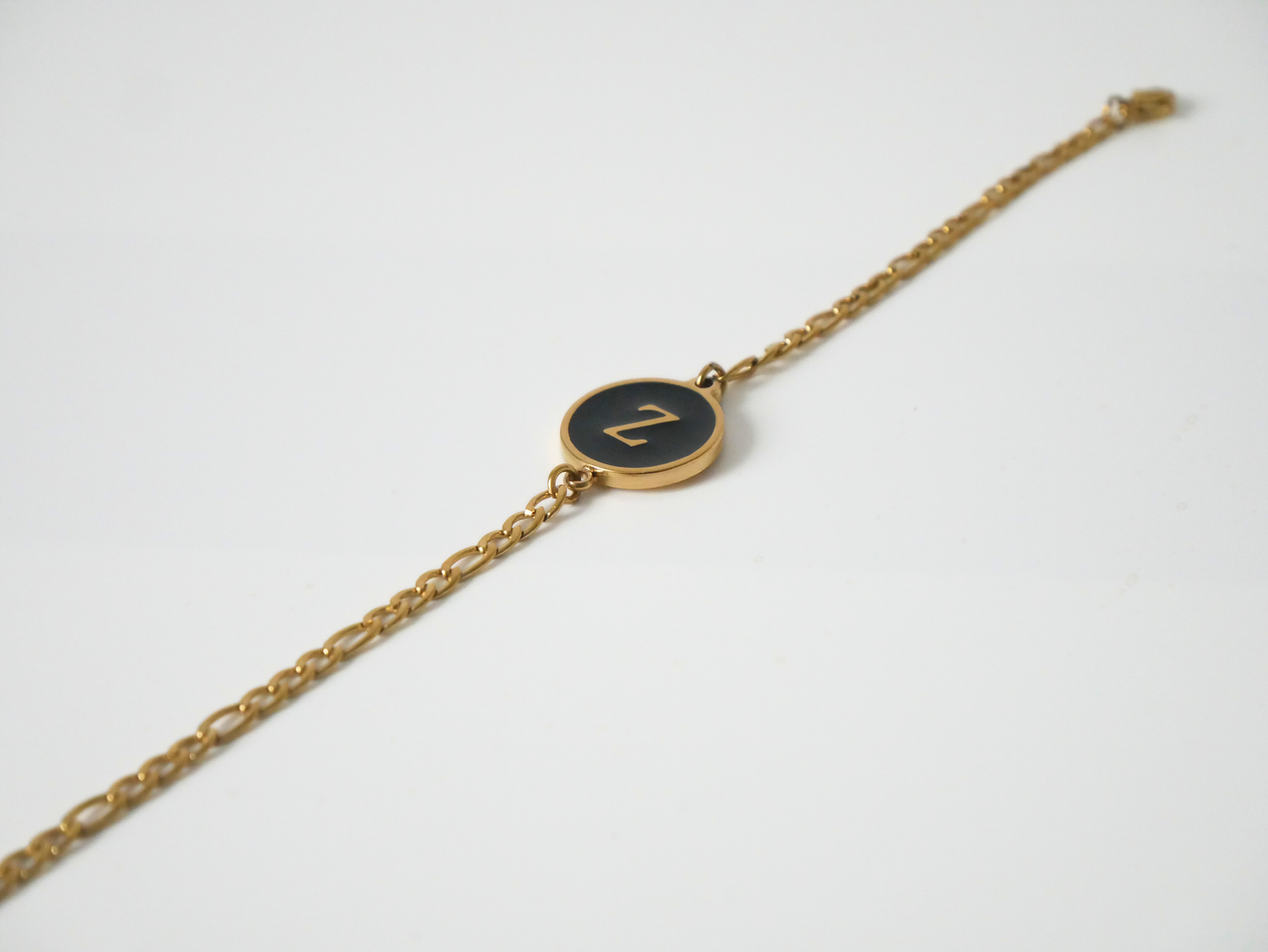 Goldenes Initialen Armband mit Buchstabe - schwarz kaJre