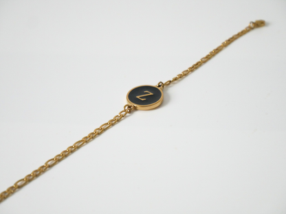 Goldenes Initialen Armband mit Buchstabe - schwarz kaJre
