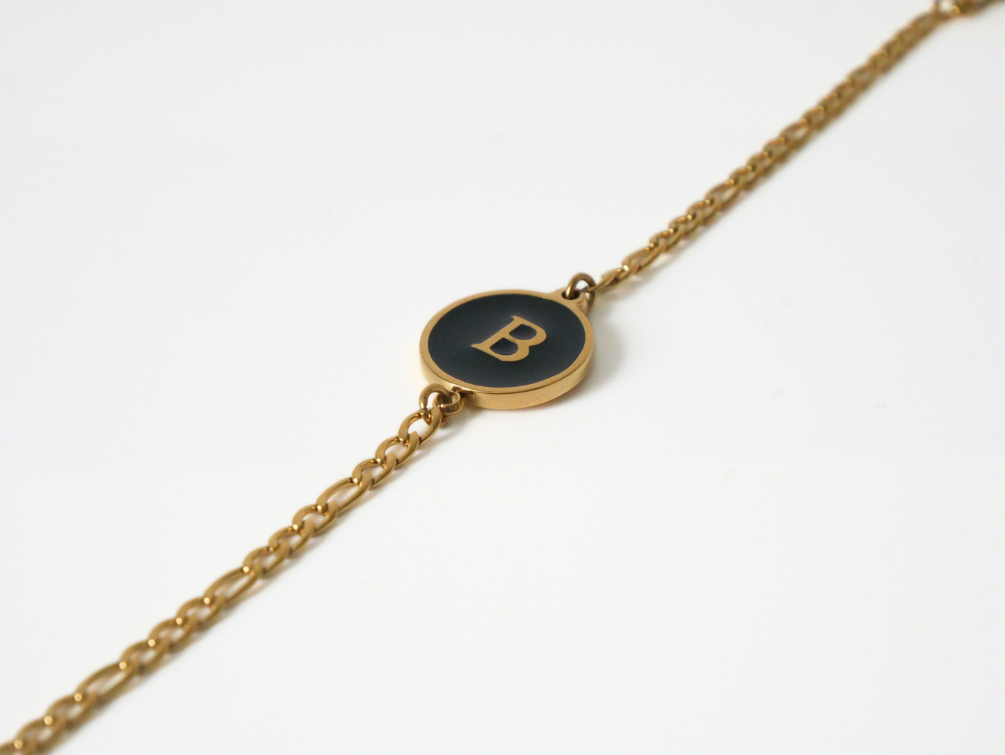 Goldenes Initialen Armband mit Buchstabe - schwarz kaJre