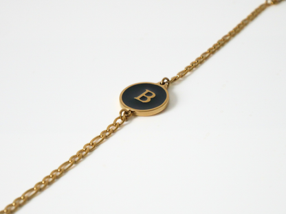 Goldenes Initialen Armband mit Buchstabe - schwarz kaJre