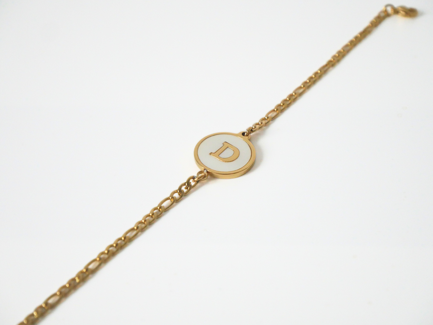 Goldenes Initialen Armband mit Buchstabe kaJre