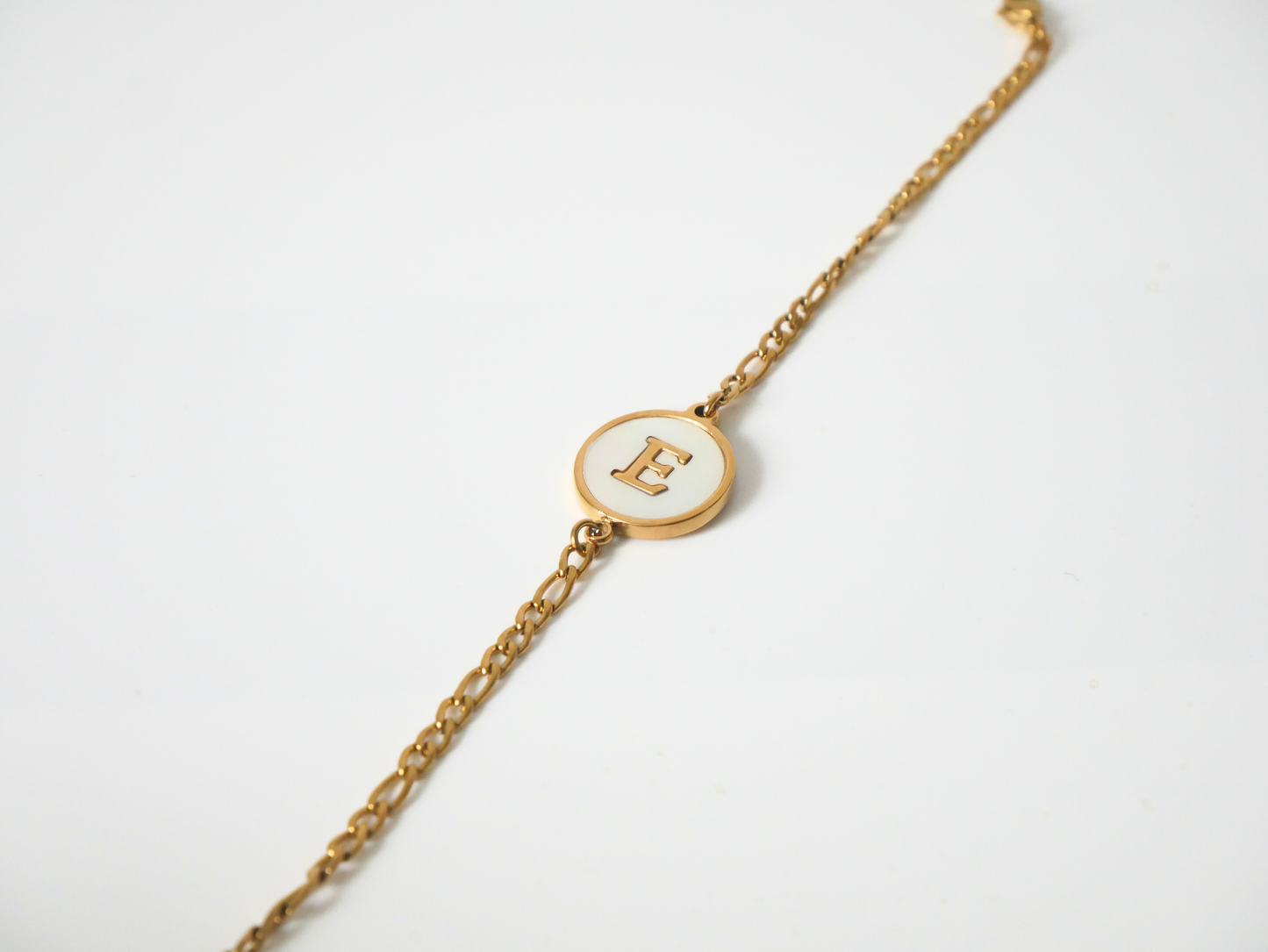 Goldenes Initialen Armband mit Buchstabe kaJre