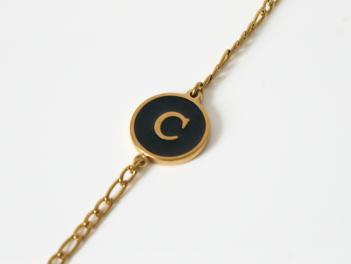 Goldenes Initialen Armband mit Buchstabe - schwarz kaJre