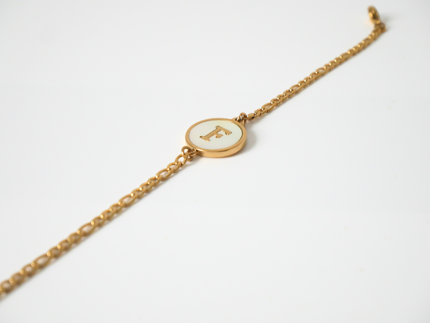 Goldenes Initialen Armband mit Buchstabe kaJre