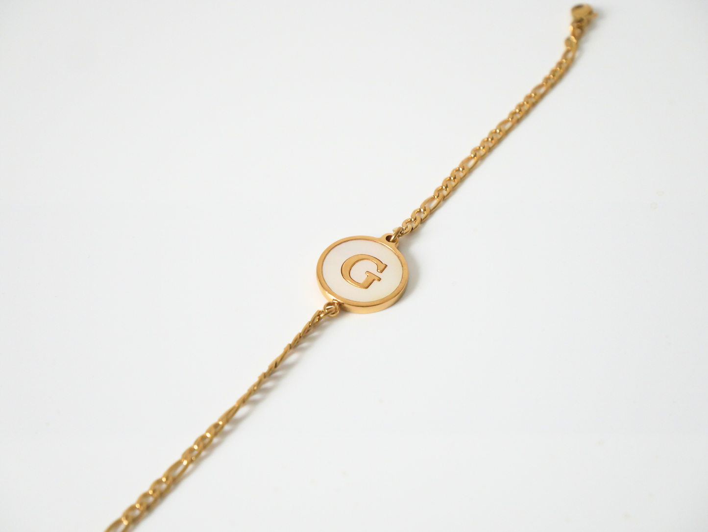 Goldenes Initialen Armband mit Buchstabe kaJre
