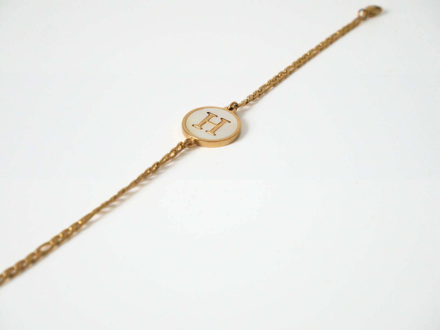 Goldenes Initialen Armband mit Buchstabe kaJre