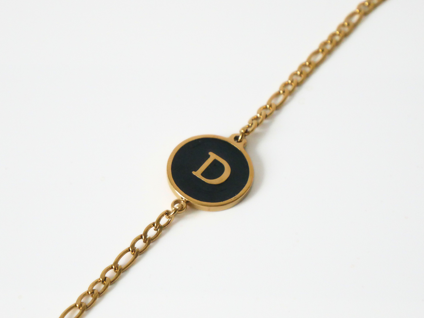 Goldenes Initialen Armband mit Buchstabe - schwarz kaJre