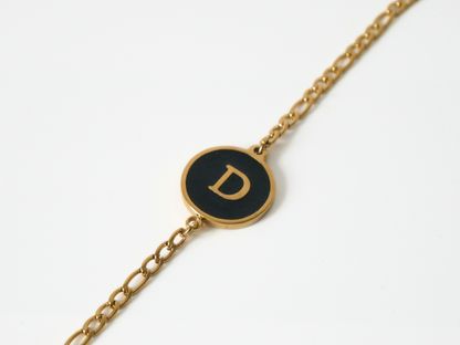 Goldenes Initialen Armband mit Buchstabe - schwarz kaJre