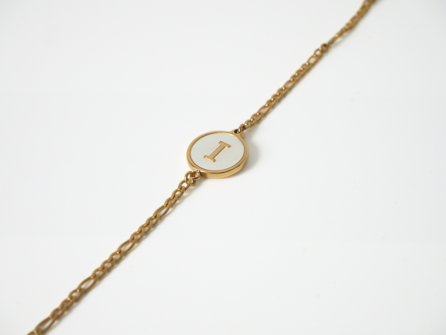 Goldenes Initialen Armband mit Buchstabe kaJre