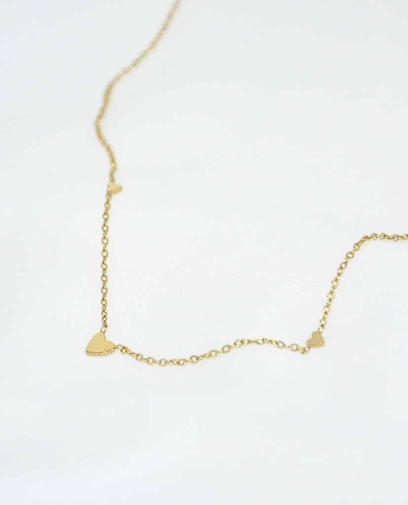 Minimalistische Herzkette in der Farbe Gold - KAJRE Schmuck 