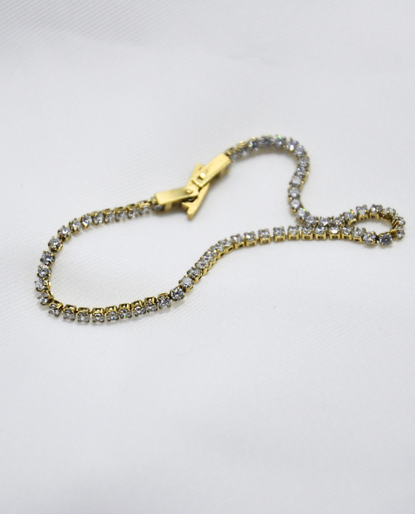 Elegantes und goldenes Tennisarmband mit kleinen Steinchen - KAJRE Schmuck 