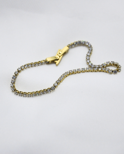 Elegantes und goldenes Tennisarmband mit kleinen Steinchen - KAJRE Schmuck 